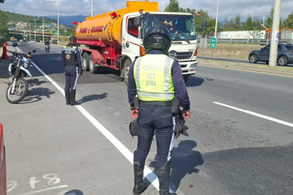 El Municipio de Quito restringirá el paso de los vehículos pesados en la Ruta Viva y en la av. Simón Bolívar.