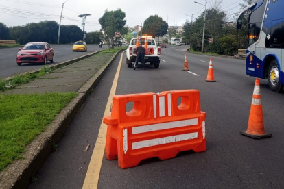 Existe fuerte congestión en la av. Simón Bolívar, después de que el municipio cerró dos carriles.