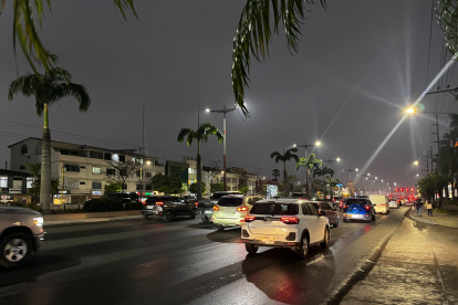 Diariamente se registra congestión vehicular en la vía a Samborondón, ante el exceso de vehículos motorizados y la falta de vías alternas.