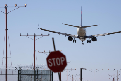 Un avión se aproxima para aterrizar en el Aeropuerto Internacional de Los Ángeles (LAX), en California.