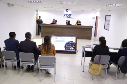 Dirigentes y exdirigentes de la UNE acudieron al TCE para la audiencia por la denuncia en su contra presentada por el CNE.