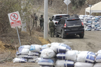 Militares resguardan los alrededores de la cárcel El Encuentro en Santa Elena, mientras continúan los traslados de presos catalogados de alta peligrosidad.