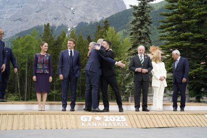 El primer ministro australiano Anthony Albanese saluda al presidente ucraniano Volodymyr Zelensky durante una foto familiar durante la Cumbre del Grupo de los Siete (G7), en Canadá