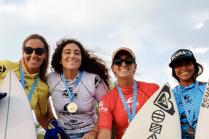 La ecuatoriana Génesis Borja (d) en el podio del circuito latinoamericano.