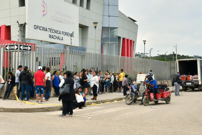 Familiares permanecen fuera del Centro Forense de Machala para la entrega de cuerpos.