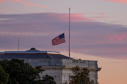 Banderas estadounidenses en las oficinas de la Cámara de Representantes y del Senado en Washington D. C.,EEUU, el 4 de noviembre de 2025.