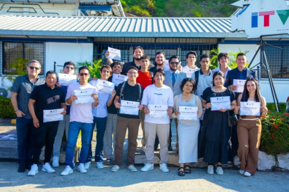 Estudiantes del ITV culminando el diplomado en periodismo deportivo.