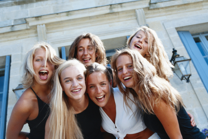 Mujeres solteras en Letonia enfrentan dificultad para encontrar pareja por escasez de hombres.