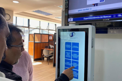 Nelson Erazo y otros dirigentes del Frente Popular y de la Comisión de Defensa del Seguro Social dejaron su solicitud en la Superintendencia de Bancos.