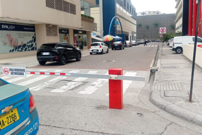 Pluma colocada irregularmente en la ciudadela Vernaza Norte.