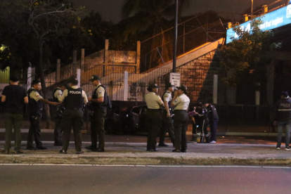 Agentes de la Policía Nacional acudieron al sitio del ataque en la avenida Luis Cordero Crespo, norte de Guayaquil