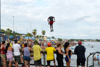 En la Playita del Guasmo, en el sur de Guayaquil, un joven se lanzaba desde una rampa.