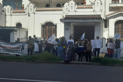 Los pacientes de las clínicas dializadoras realizaron un plantón frente al IESS, en las oficinas del edificio Zarzuela, norte de Quito.