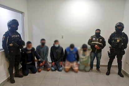 Operativo nocturno en Quito deja cinco detenidos por venta de drogas en Solanda.