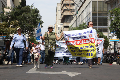 Jubilados marchan por la avenida 9 de Octubre rumbo a la Gobernación del Guayas piden que se forme una mesa técnica que analice los problemas que tienen.