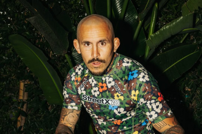 Chito Vera vistiendo "merch" de su nueva colaboración con StreetXAD.