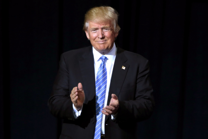 Donald Trump hablando ante sus simpatizantes durante un discurso sobre política migratoria en el Centro de Convenciones de Phoenix, en Arizona.