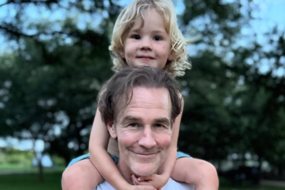 James Van Der Beek, actor que dio vida a Dawson Leery en Dawson’s Creek. En la foto, junto a su hijo Jeremiah, nacido en octubre de 2021.