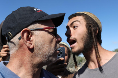 Colonos israelíes enfrentan a agricultores palestinos y activistas internacionales que recolectan aceitunas en una granja en Cisjordania, el 29 de octubre de 2025.