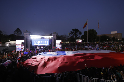 La candidata a la Presidencia de Chile, Jeannette Jara, participa durante un evento de cierre de campaña este martes, en Santiago (Chile).