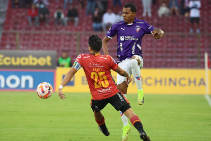 Liga de Quito y Deportivo Cuenca juegan en el estadio Rodrigo Paz Delgado.