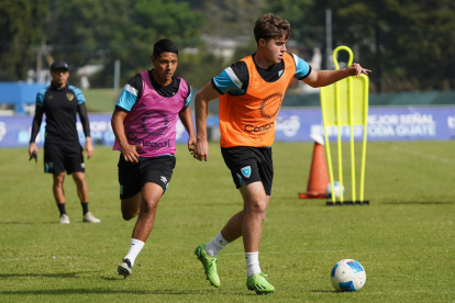 Selección de Guatemala durante un entrenamiento de fútbol.