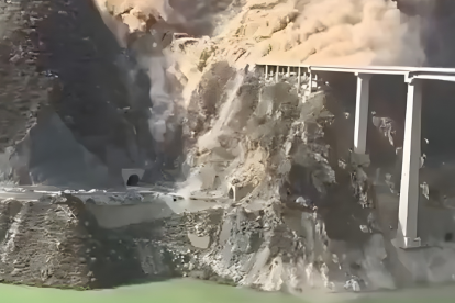 Imágenes muestran la nube de polvo tras la caída de la estructura moderna en China.