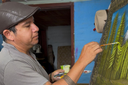 Pintura. Con cada pincelada, David mantiene viva las tradiciones y el arte de Tumbaco.