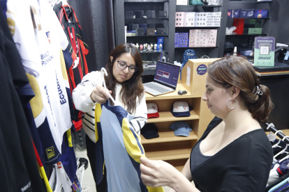 Subsistencia. Daniela es arquitecta, pero lleva seis meses trabajando en una tienda de ropa.