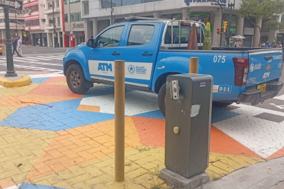 La Agencia de Tránsito y Movilidad (ATM) retiró una pluma que impedía el acceso de vehículos en un carril del bulevar 9 de Octubre, ante una denuncia ciudadana.