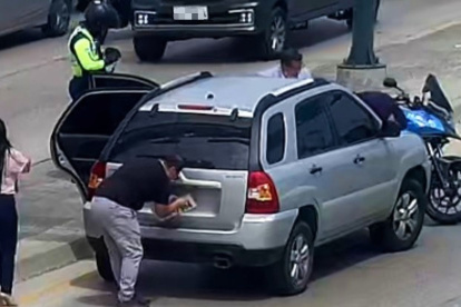 El conductor empezó a poner las placas ante la presencia de agentes de la ATM, en el norte de Guayaquil.
