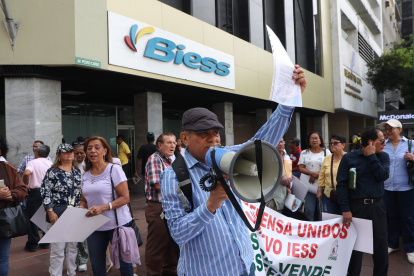 El miércoles 12 de noviembre de 2025 los jubilados hicieron un plantón primero al pie del Biess, en Guayaquil.