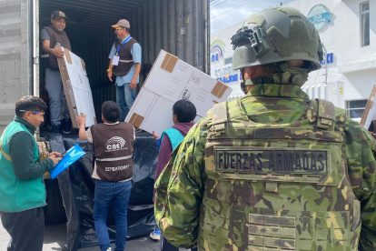 El material electoral llego bajo resguardo militar.