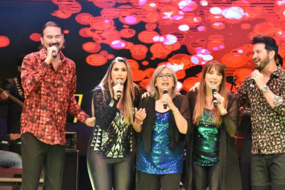 Los hermanos Parra con su madre, Cachita.