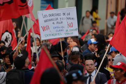 Personas se manifiestan en contra del referéndum convocado por el presidente de Ecuador, Daniel Noboa, este miércoles, en Quito