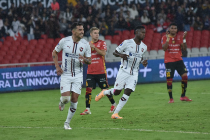 Lisandro Alzugaray (i) marcó el primer gol de Liga de Quito sobre Deportivo Cuenca.