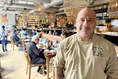 El chef ejecutivo del restaurante Doya, Erhan Kostepen, al posar este 31 de octubre, durante una entrevista con EFE, en la sede del local ubicado en el barrio Wynwood de Miami (FL, EE.UU.).