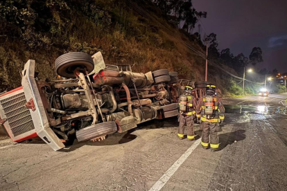 En la madrugada se registró el volcamiento de un tanquero que transportaba brea, lo que provocó un derrame considerable del material sobre la calzada.