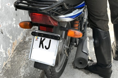 La motocicleta en la que se movilizaba el sospechoso del ataque al mercado Florida Norte.