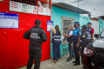 Agentes municipales clausuraron el local en el que se realizaban peleas de gallos en Guayaquil.