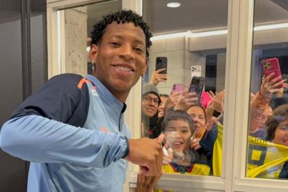 Gonzalo Plata junto a los hinchas ecuatoriano en el hotel en Toronto.