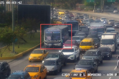 Un bus sufrió un desperfecto mecánico en la avenida del Bombero, en el oeste de Guayaquil, la mañana de este jueves 13 de noviembre.