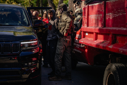 Agentes federales estadounidenses detienen a un hombre durante una redada de inmigración en un barrio residencial en el extremo norte de la ciudad el 31 de octubre de 2025, en Chicago, Illinois.