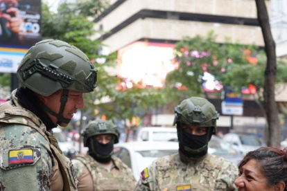 Daniel Noboa acredita bono "Legado de Honor" para policías y militares.