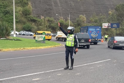 Los agentes de la AMT realizan controles al transporte pesado en las avs. Ruta Viva y Simón Bolívar, luego de los continuos accidentes en ambos sitios.