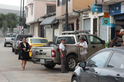 Las personas muchas veces no pueden caminar por las veredas.