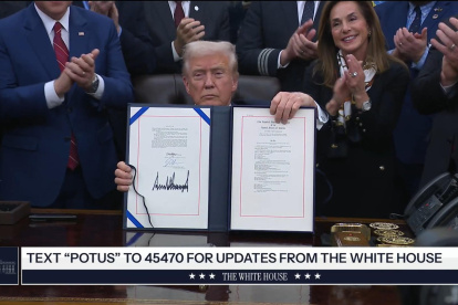 Captura de video de una transmisión de la Casa Blanca del presidente de Estados Unidos, Donald Trump, con la ley que pone fin al cierre de Gobierno en Washington (EE.UU.).