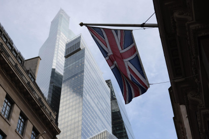 Una bandera Union Jack ondea entre edificios altos y antiguos en el distrito financiero de la City de Londres, Gran Bretaña, el 13 de noviembre de 2025.
