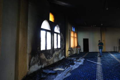Un hombre observa los daños causados en la Mezquita Al-Hajja Hamida, después de un ataque por parte de colonos israelíes, en Cisjordania, el 13 de noviembre de 2025.
