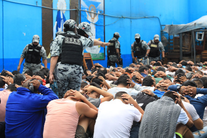 Grupo de Operaciones Especiales (GOES) custodiando a presos de la cárcel de Huánuco durante una requisa como medida contra las organizaciones criminales